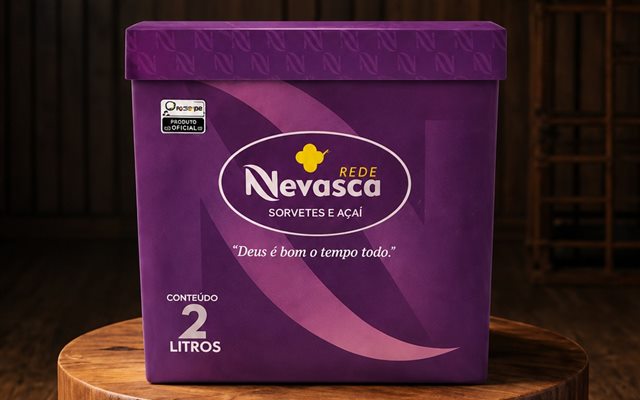 Caixa lacrada de açaí Rede Nevasca sobre um tronco de madeira