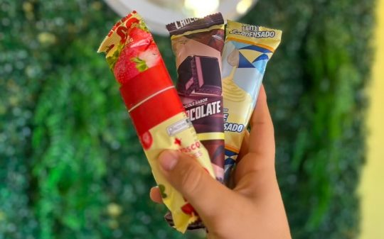 Três picolés da Açaíteria PDA: morango, chocolate e leite condensado
